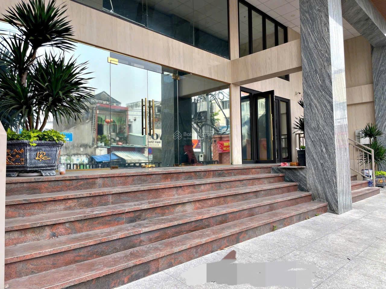 Cho thuê tầng 5 nguyên sàn 86m² + sân 235m², view sông, sát Quận 1 phù hợp làm F&B, văn phòng